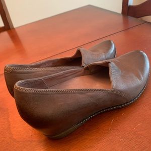 Dansko Women's Liliana Wedge Size 8.5 Mushroom color.